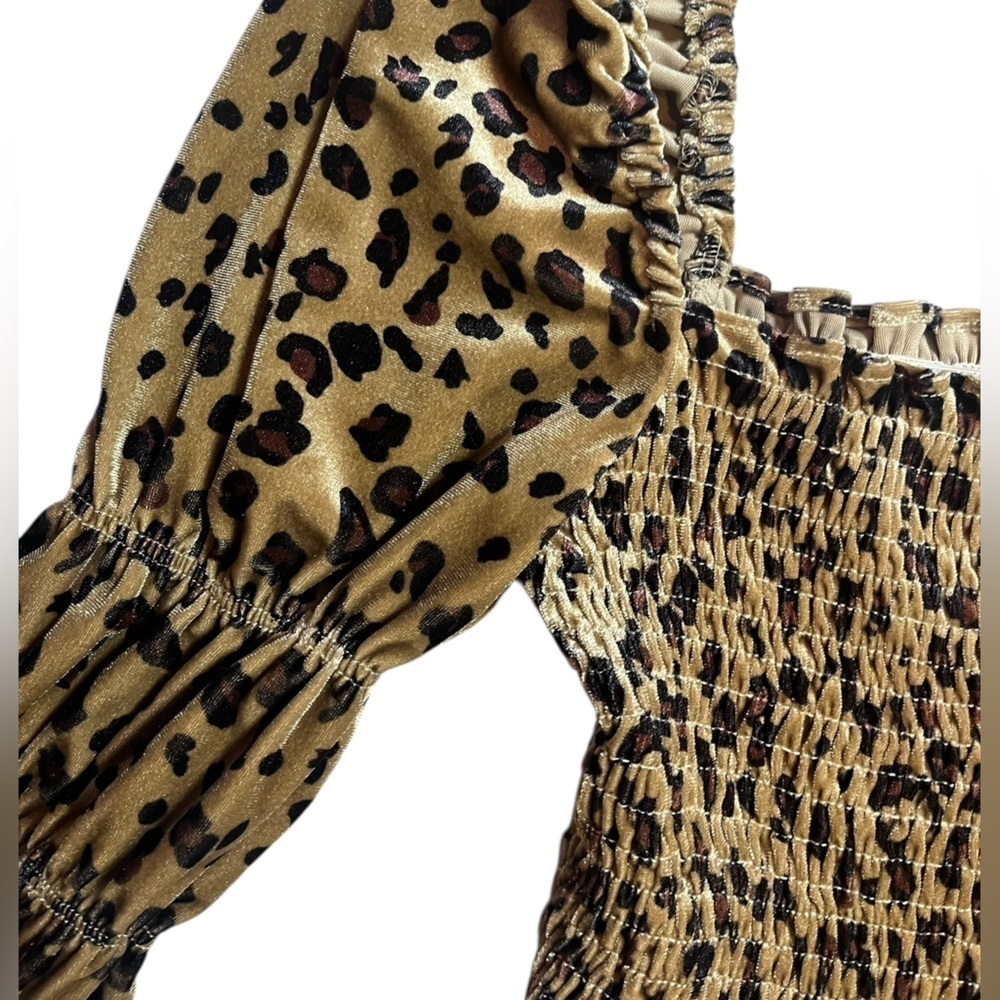 STORIA Smocked Leopard Print Puff-Sleeve Top – Chic + Flirty - SOFT - Medium - Picture 4 of 5
